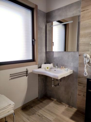 Baño privado adaptado para personas con movilidad reducida.