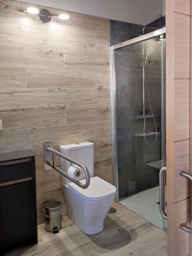 Baño privado adaptado para personas con movilidad reducida.
